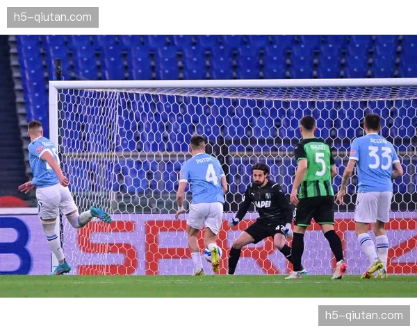 “罗马奥林匹克球场突发照明故障,罗马对萨索洛比赛中断十分钟” “罗马奥林匹克球场突发照明故障,罗马对萨索洛比赛中断十分钟”