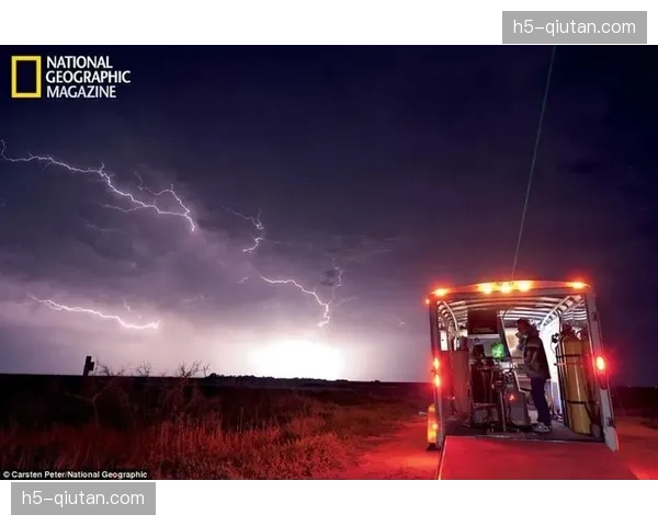 极端天气导致航班延误,客队球迷深夜才抵达曼彻斯特 极端天气导致航班延误,客队球迷深夜才抵达曼彻斯特