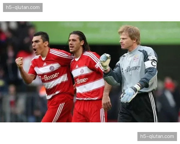 特写：终场哨响，即将退役的沃尔夫斯堡中卫拉克鲁瓦绕场致谢