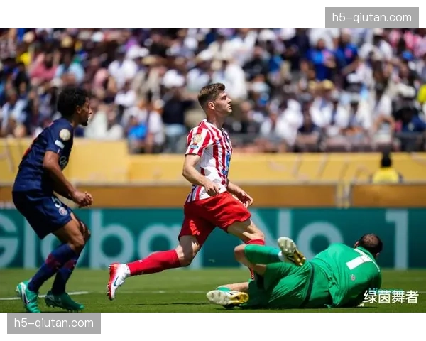 VAR介入判罚点球，主场球迷发出巨大嘘声